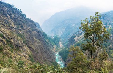 Bir bahar günü, Himalayalar, Nepal üzerinde derin bir geçit nehirde dağ.