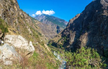 Güzel dağ manzarası ile derin gorge bahar günü, Himalayalar, Nepal. 