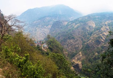 Güzel dağ manzarası ile derin gorge bahar günü, Himalayalar, Nepal. 