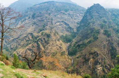 Nepal Himalayalar bir bahar gününde küçük bir şelale ile güzel sahne. 