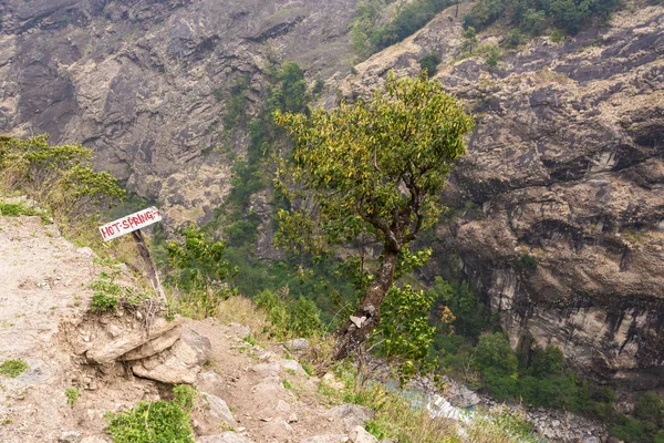 Descenso Empinado Una Fuente Termal Himalaya Día Primavera Nepal — Foto de Stock