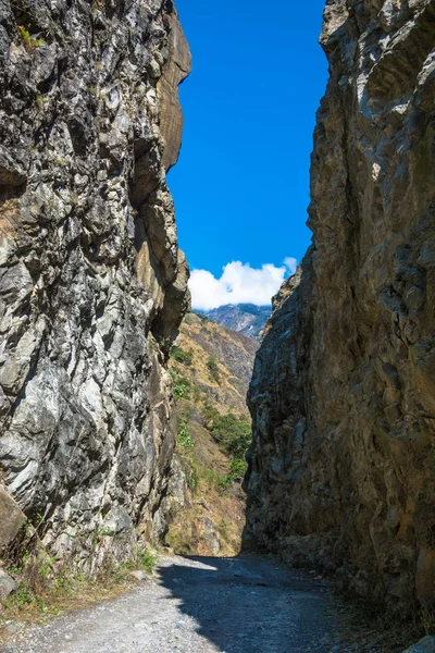 Una Estrecha Carretera Montaña Rodeada Altos Acantilados Día Soleado Himalaya — Foto de Stock
