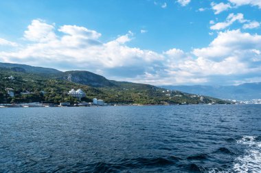 Yalta r 'deki Kırım' ın güney sahilinden deniz manzarası