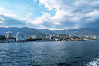 Denizden Yalta şehrinin güney kıyısına bakın. 