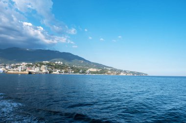 Denizden Yalta şehrinin güney kıyısına bakın. 