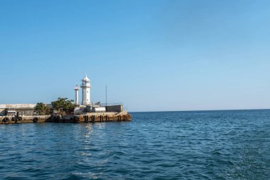Yal limanının girişindeki beyaz deniz feneri kulesi.