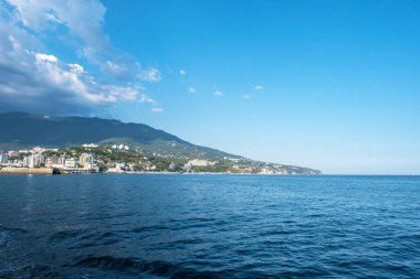 Denizden Yalta şehrinin güney kıyısına bakın. 