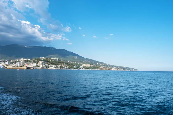 View from the sea to the city of Yalta on the southern coast of — Stock Photo, Image