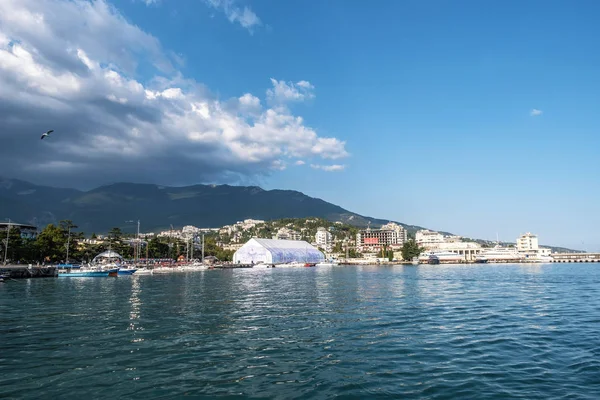 Zicht op de zeehaven van Jalta op de zuidkust van de Krim. — Stockfoto