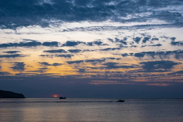 Hermoso amanecer con nubes en la costa sur de Crimea . — Foto de Stock
