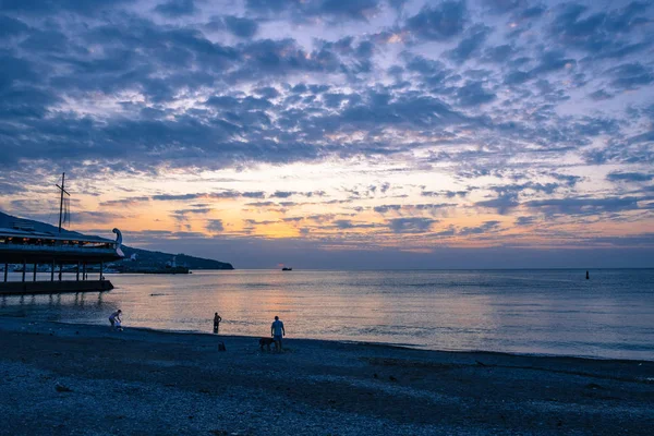 Schöner Sonnenaufgang mit Wolken an der Südküste der Krim. — Stockfoto