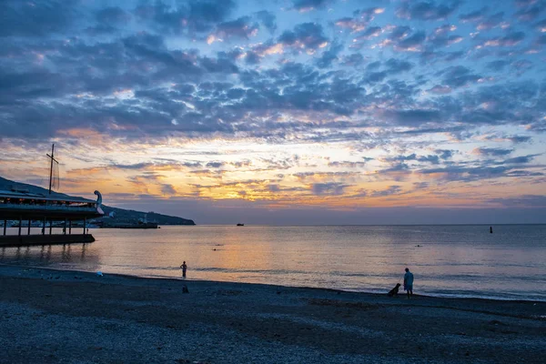 Bella alba con nuvole sulla costa meridionale della Crimea . — Foto Stock