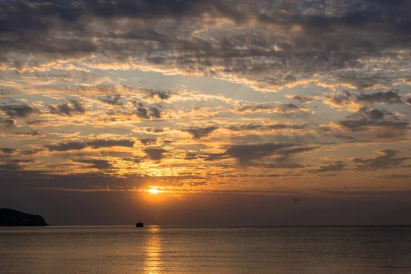 Belo nascer do sol com nuvens na costa sul da Crimeia . — Fotografia de Stock