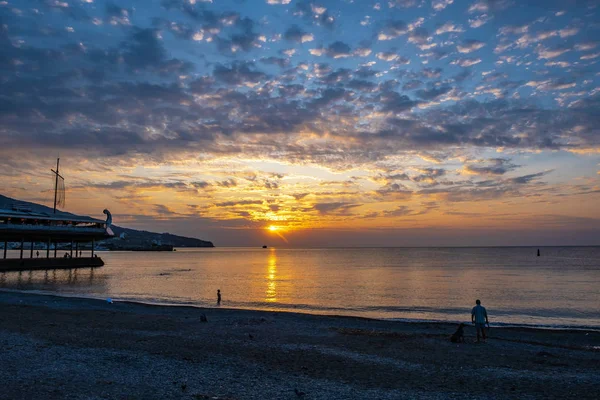 Schöner Sonnenaufgang mit Wolken an der Südküste der Krim. — Stockfoto