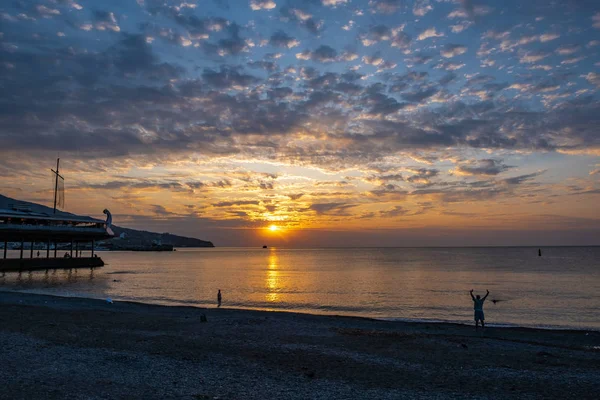 Schöner Sonnenaufgang mit Wolken an der Südküste der Krim. — Stockfoto