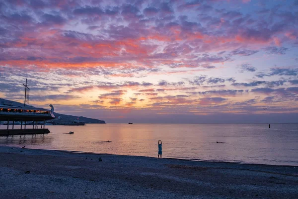 美丽的日出，克里米亚南部海岸乌云密布. — 图库照片
