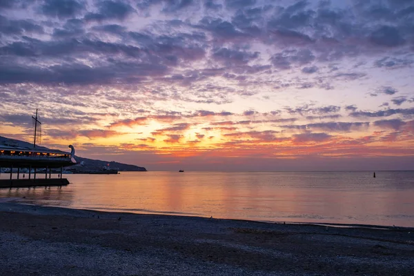 Beautiful sunrise with clouds on the southern coast of Crimea. — Stock Photo, Image