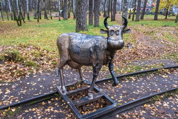 A metal sculpture of a cow in Stepanov Park, 10/19/2019, Ivanovo — Stock Photo, Image