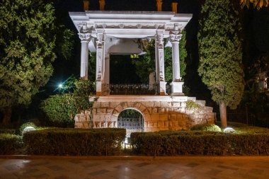 Bahçe çardağı, akşamları Yunan usulü, yapay ışıklandırmalı.. 