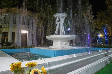 Akşam Yalta 'da üç kadın figürlü çeşme, 09 / 05 / 2019, Yalta, Kırım.