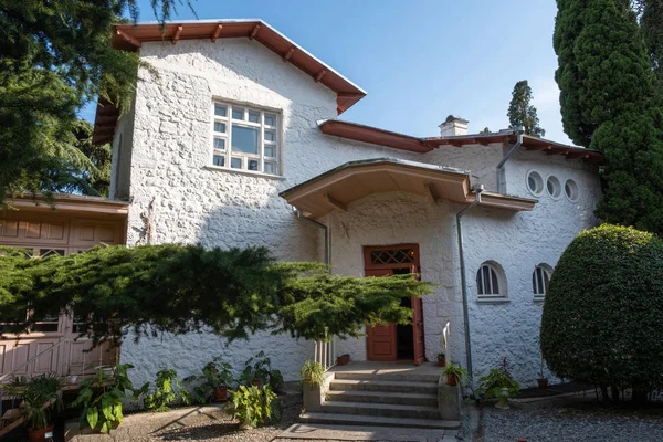 Yalta, Kırım - 09 / 05 / 2019: Yalta 'da Rus yazar Anton Pavlovich Çehov' un Evi-Müzesi.