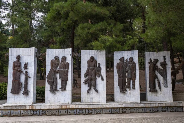 Anton Pavlovich Chekhov 'un Yalta' daki eserlerinin kahramanlarının resimlerinin yer aldığı panel, 09 / 05 / 2019, Yalta, Kırım. 