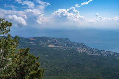 Ai-Petri dağından Miskhor köyüne manzara