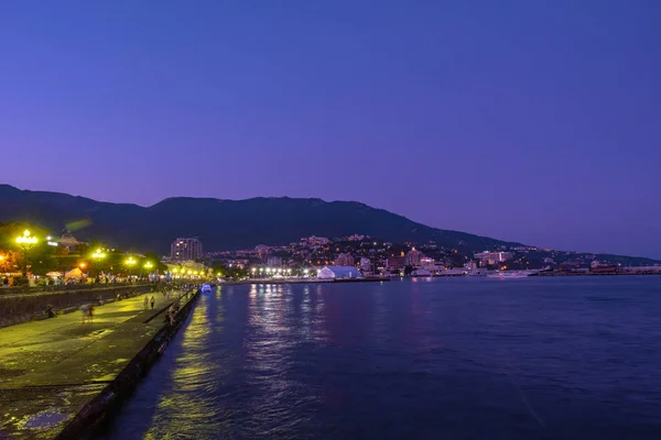 Avond op de dijk, 09 / 06 / 2019, Jalta, Krim. — Stockfoto