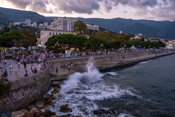 Enorme golven breken op een stenen dijk, 09 / 07 / 2019, Jalta, Misdaad — Stockfoto