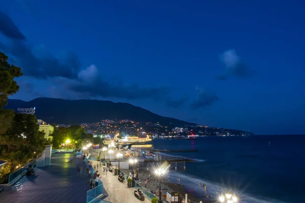 Hořící pouliční lampy na večerní promenádě, 09.07.2019, Jalta — Stock fotografie