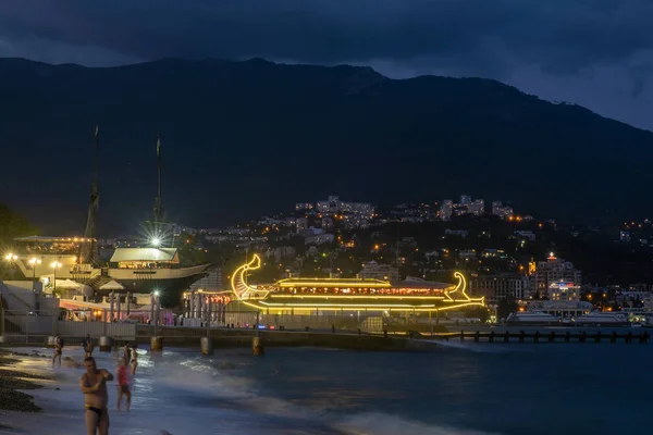 Op het strand op de avond, 09 / 07 / 2019, Jalta, de Krim. — Stockfoto