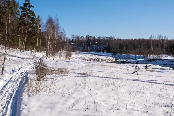 Landscape with a small river on a winter sunny day and blue sky, — Stock Photo, Image