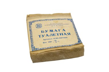 Beyaz arka planda eski bir Sovyet tuvalet kağıdı paketi. Yakın çekim..