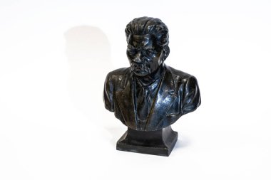 Beyaz arka planda Sovyet yazar Maxim Gorky 'nin küçük metal büstü.