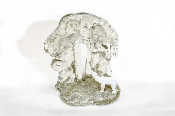 Escultura Antiga Urso Polar Gelo Fundo Branco Tiro Close — Fotografia de Stock