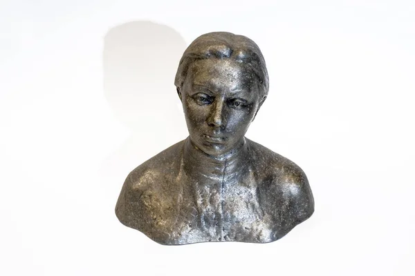 Pequeno Busto Metal Antigo Nadezhda Krupskaya Fundo Branco Tiro Close — Fotografia de Stock