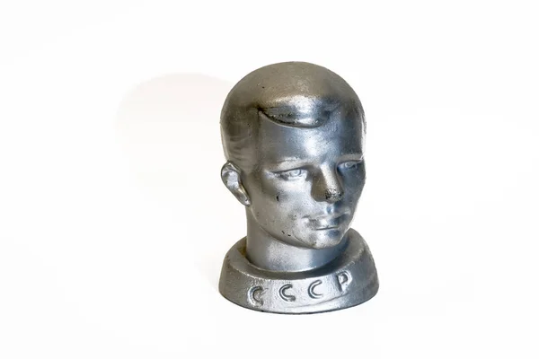 Pequeno Busto Metal Antigo Cosmonauta Soviético Yuri Gagarin Fundo Branco — Fotografia de Stock