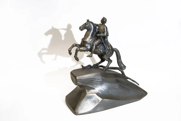 Uma Pequena Escultura Metal Antigo Cavalo Cavaleiro Uma Cobra Cavaleiro — Fotografia de Stock