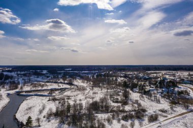 Güneşli bir günde insansız hava aracından alınan Stromikhino, Ivanovo Bölgesi ve Uvod Nehri 'nin manzarası. 
