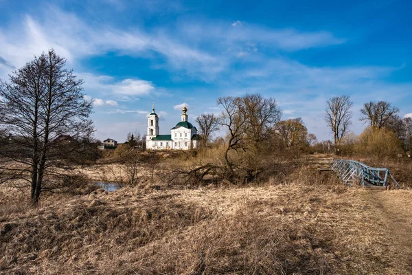 Paisagem Rural Primavera Com Uma Igreja Pedra Branca Ortodoxa Aldeia — Fotografia de Stock