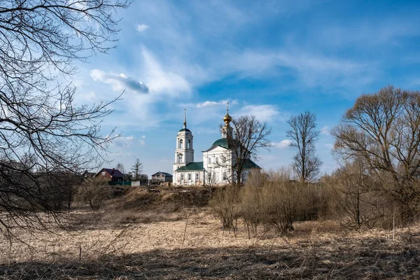 Paisagem Rural Primavera Com Uma Igreja Pedra Branca Ortodoxa Aldeia — Fotografia de Stock