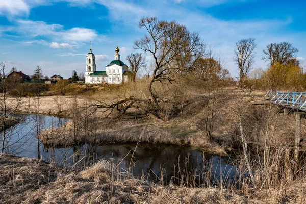 Lente Landelijk Landschap Met Een Orthodoxe Witte Stenen Kerk Het — Stockfoto