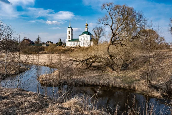 Lente Landelijk Landschap Met Een Orthodoxe Witte Stenen Kerk Het — Stockfoto