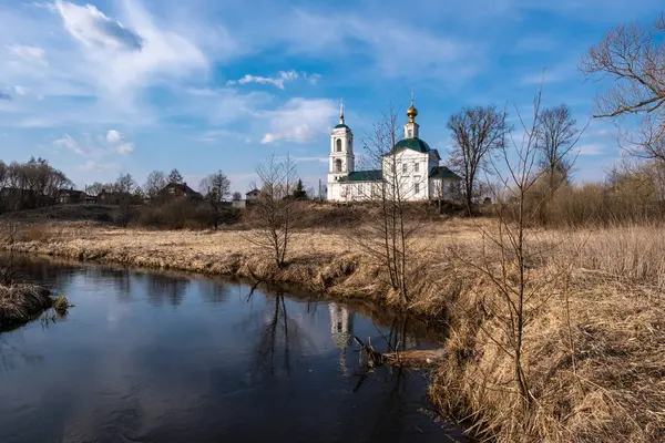 Lente Landelijk Landschap Met Een Orthodoxe Witte Stenen Kerk Het — Stockfoto