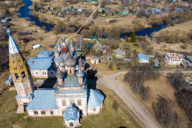 Parskoye köyündeki Aziz John Kilisesi, Rodnikovsky İlçesi, Ivanovo Bölgesi, Rusya 'nın kuş bakışı gözüyle. 