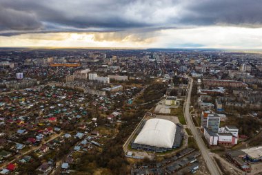 İlkbahar bulutlu bir günde bir kuşun uçuşundan Ivanovo manzarası, bir kuadrokopterden çekilmiş fotoğraf.. 