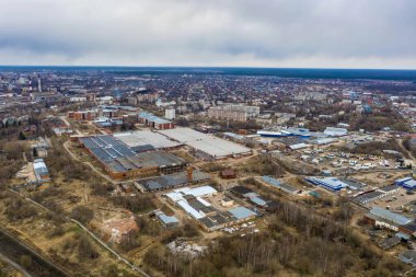 İlkbahar bulutlu bir günde bir kuşun uçuşundan Ivanovo manzarası, bir kuadrokopterden çekilmiş fotoğraf.. 