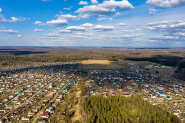 Güneşli bir bahar gününde bir kuşun uçuşundan Gorino köyünün manzarası, İHA 'dan çekilmiş bir fotoğraf.. 