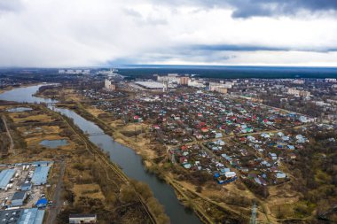 İlkbahar bulutlu bir günde Uvod nehri manzaralı Ivanovo şehri panoraması, bir kuadrokopterden çekilmiş fotoğraf. 
