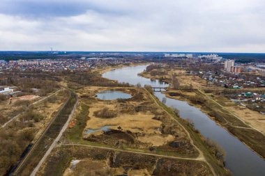 İlkbahar bulutlu bir günde Uvod nehri manzaralı Ivanovo şehri panoraması, bir kuadrokopterden çekilmiş fotoğraf. 